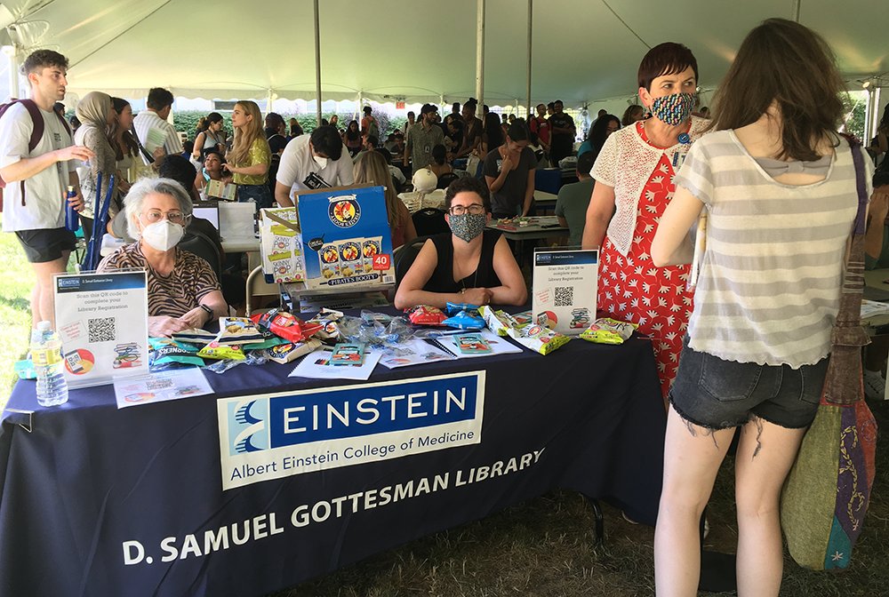 EinsteinLibrary's tweet image. Meeting the @EinsteinMed Class of 2022 #medicalstudents &amp;amp; sharing library swag and snacks. Did you pick up a history of medicine coloring book &amp;amp; colored pencil set? Looking forward to seeing all of you in the library soon!