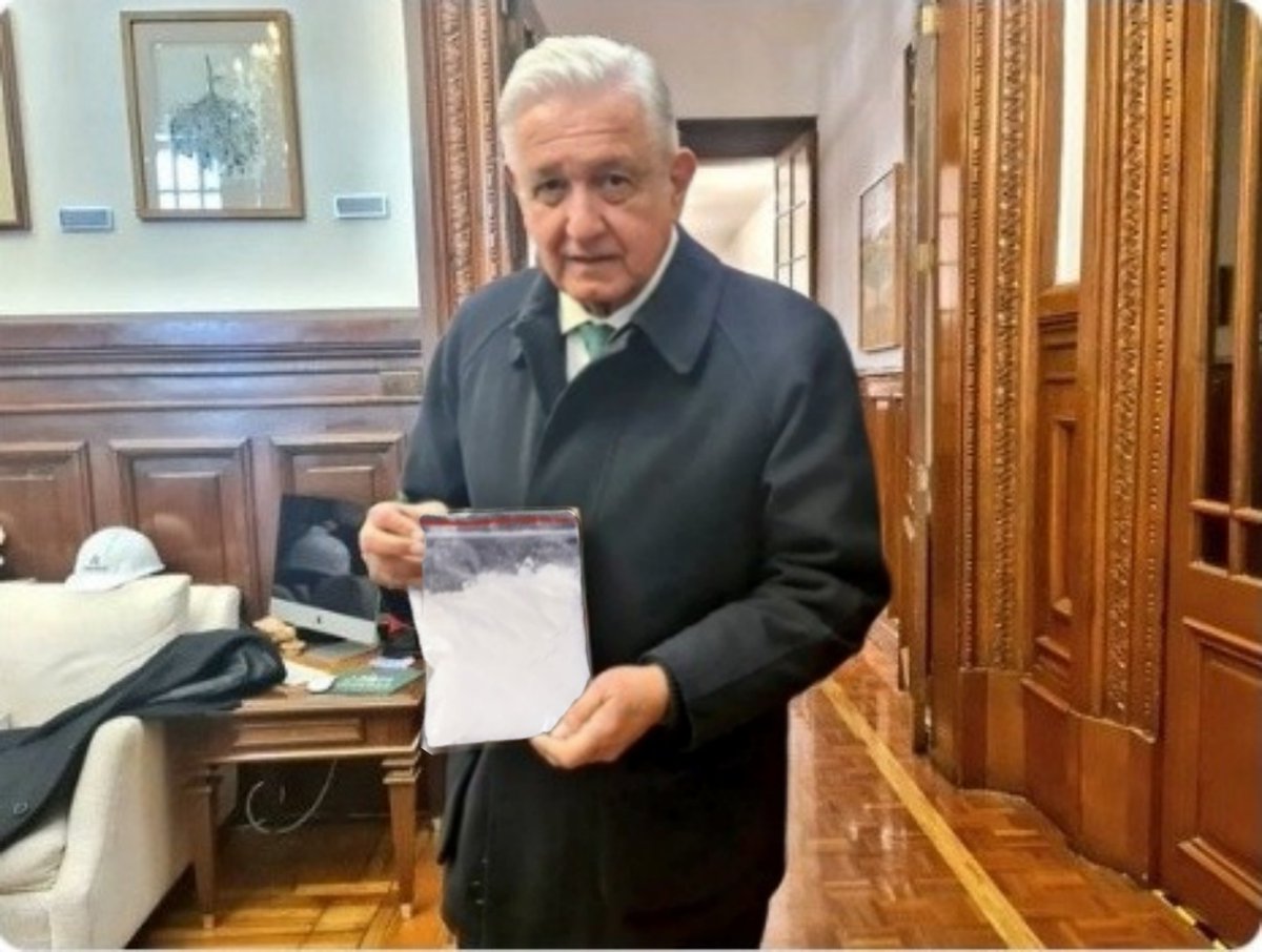 AmloVerdad's tweet photo. Ya me llegó el primer regalo de parte de @PetroFake 
#PetroPresidente https://t.co/ahNqSBqYeP