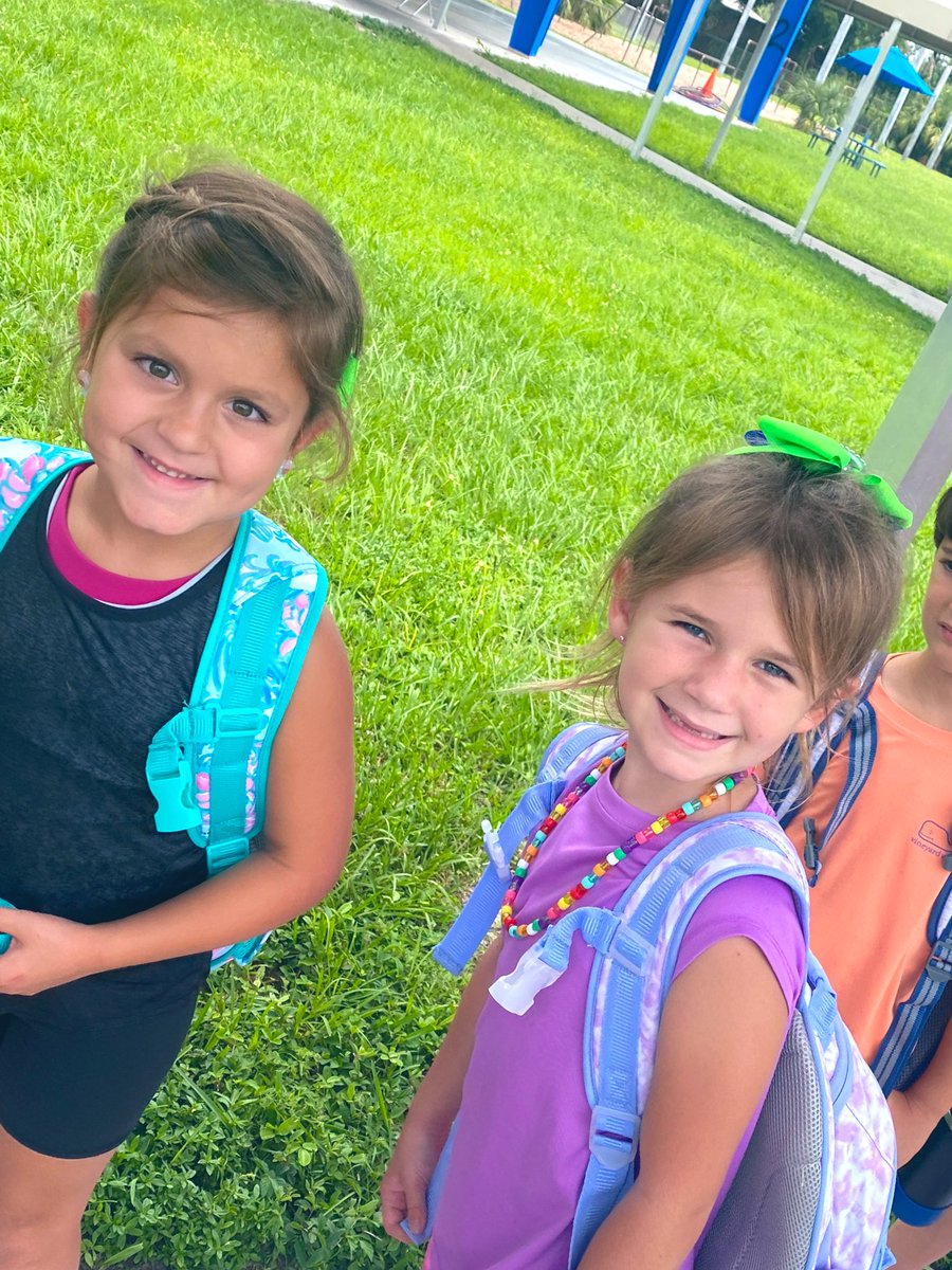 MissKetis's tweet photo. Matching bows with new friends🥰💙@LaurelOakPTO @LaurelOakElem https://t.co/ohAEGCxJcn