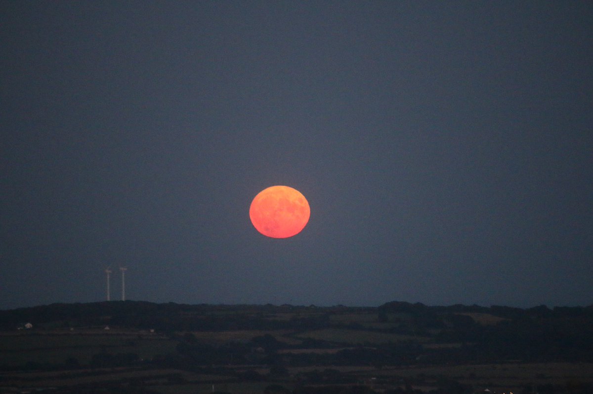 So busy watching the sunset I forgot to capture the moon rise!🤦🏻‍♀️ 
The sky looked beautiful in both directions tonight though 😍 
#Sunset #Moonrise #Cornwall #Carnbrea