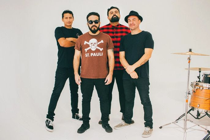 HominisCanidaee's tweet image. Cearences da Backdrop Falls (aka @backdropfalls) lançam videoclipe da explosiva "Closer to the edge".

Com uma mistura de letras reflexivas, riffs de rock alternativo e pegada punk rock, a banda apresenta novo som nos streamings com um clipe.

Assista ai: youtube.com/watch?v=6tLBSm…