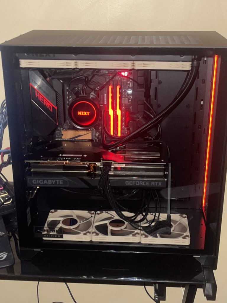silerh24's tweet photo. @LinusTech Horrible lighting but it is what it is https://t.co/WscORiaEia
