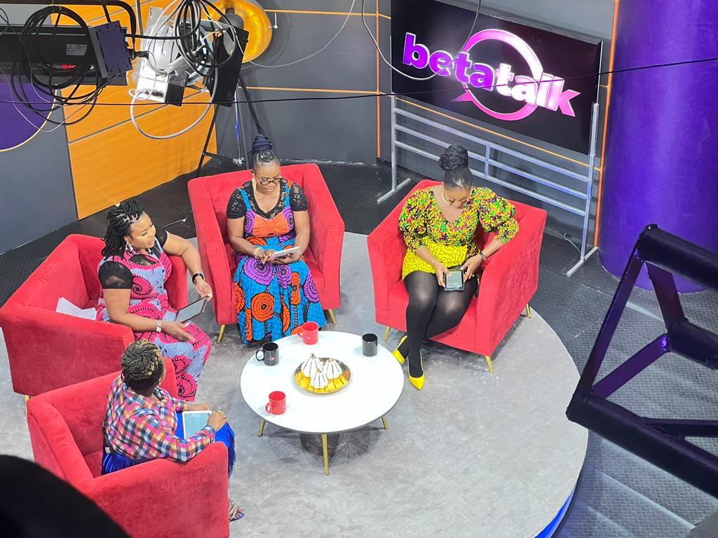 WeEntertainProd's tweet photo. Overhead view of the #BetaTalk hosts on set.
#overheadshot
#cameraangle
#shooting
#liveshow
#liveshooting
#womentalk
#bts
#behindthescenes
#productioncompany https://t.co/ZKweSCQhIx