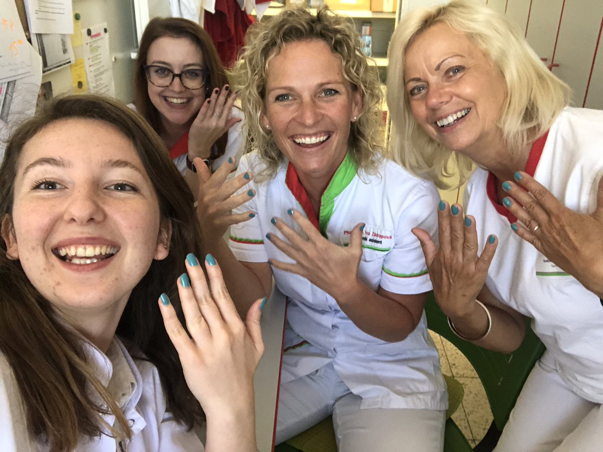 bsrnrm's tweet image. Staj raporum 14. Gün: eczanede oje partisi yaptık.