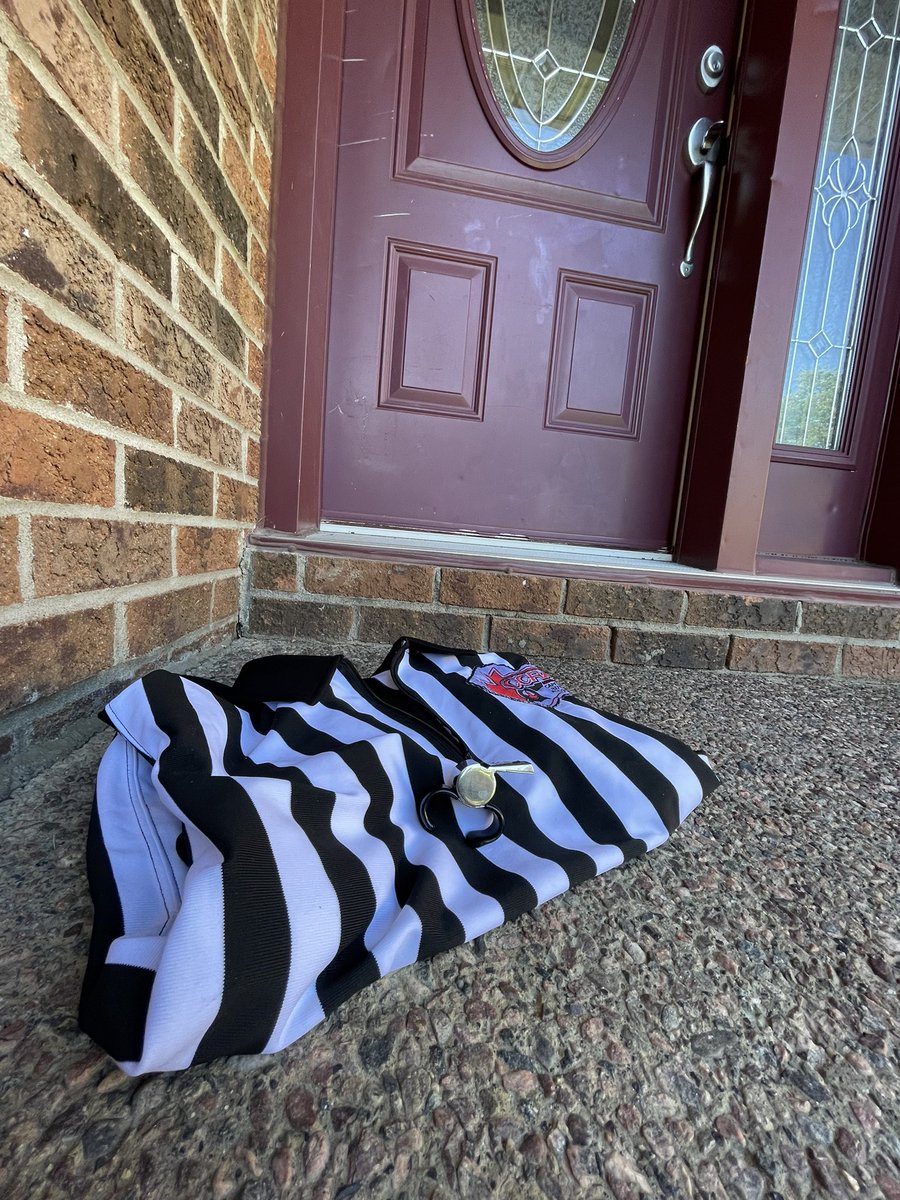 HeyStripesVideo's tweet photo. Rest In Peace Ben.
Us Refs are thinking of the Stelter family.
#SticksOutForBen #WhistlesOutForBen https://t.co/Rwj8fvAurg