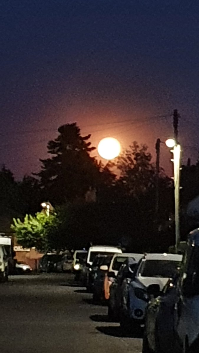 OfFleet's tweet photo. @LilyYacht Apologies for the quality but it was spectacular in the Midlands too! https://t.co/YNuITNw60H