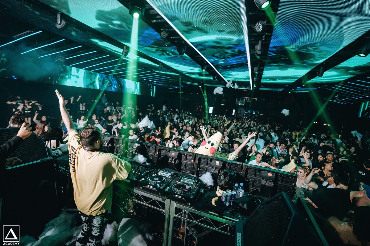 We went bananas with <a href="/dadalife/">Dada Life</a>!🍌 Shoutout  <a href="/DuckaShan/">Ducka Shan</a>, @tatesedarmusic and <a href="/HawdHitta/">HAWD HITTA</a> for going crazy with us. 🍾  All photos are now live on FB. → facebook.com/academylosange…

📸 <a href="/stevenGvisuals/">steven.</a>