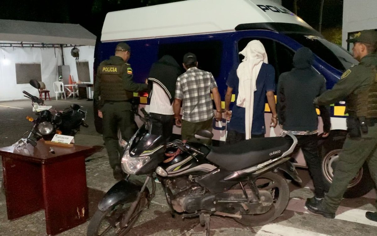 kesedice's tweet photo. A la #cárcel serían enviados los cuatro delincuentes capturados por la #Policía esta madrugada, en los sectores de #Lagos2 y #MacPollo en #Floridablanca, luego de una intensa persecución por un hurto cometido en la vereda #Acapulco.
Detalles en: https://t.co/lGiaAYtMrq
#KéSeDice https://t.co/dlZrixU1rq