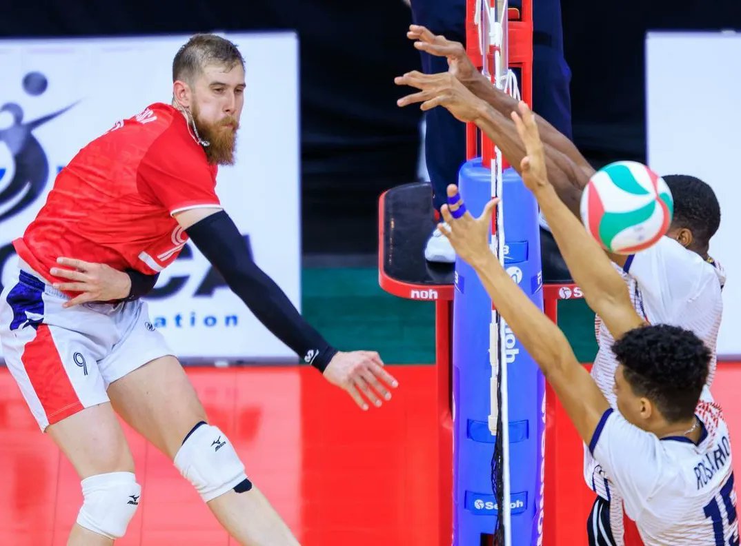 HectorUribeD's tweet photo. 🏐🇨🇱 La selección chilena (1G-2P) venció a República Dominicana por 3-1 (21-25, 25-22, 25-23 y 25-15) en la fecha 3 del Grupo A de la Copa Panamericana de voleibol y avanzó a 4tos de final
Los mejores
Vicente Parraguirre 28pts
Dusan Bonacic 19pts
Vicente Mardones 12pts https://t.co/DvOh5qu2oY