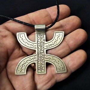 Ahmed011__'s tweet photo. Les symboles touaregs les plus célèbres :
1- Taneghalt ou croix d’Agadez
2- Asru N Swul ou clé de voile ( 🤔 )
3- Houmaïssa
4- Ezza ou Yaz qui symbolise tout les berbères ( la lettre Z de L’alphabet amazigh, tifinagh) https://t.co/nbYPo4ifQl
