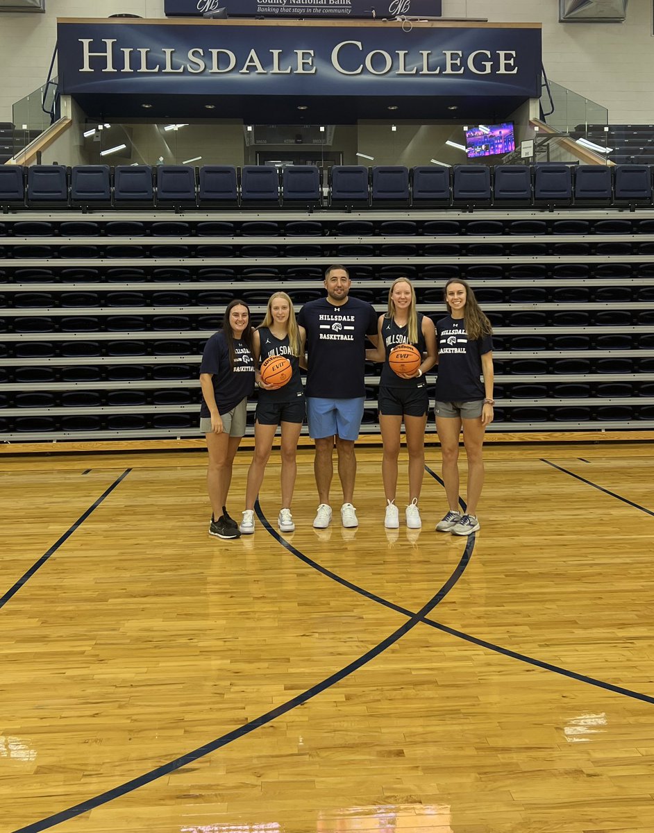 arichards_10_'s tweet photo. Thank you @CKamp15, @briebrennan22 and @brookebailey_12 for a great visit and I am grateful to receive an offer to continue my athletic and academic career at Hillsdale! 💙 @Drivebball1 @Cougargirlbball https://t.co/9TYnei6b6f