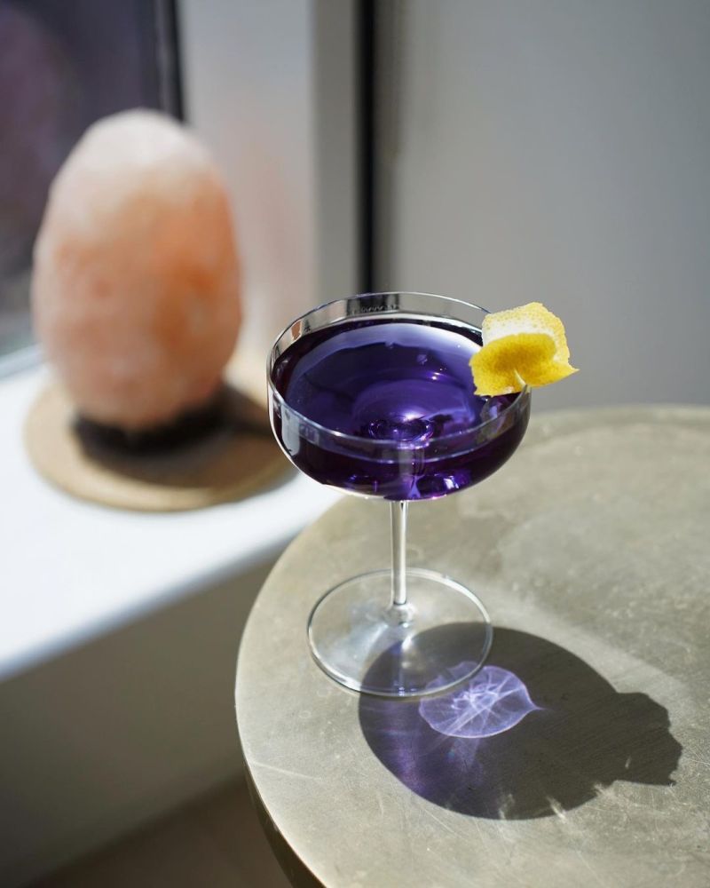 Have you ever tried a color-changing cocktail? A splash of butterfly pea blossom tea adds a stunning blue hue to any drink, and when combined with citrus, you can watch the contents shift from blue to purple to pink. 
📸: <a href="/LuigiBormioli/">Luigi Bormioli</a>
