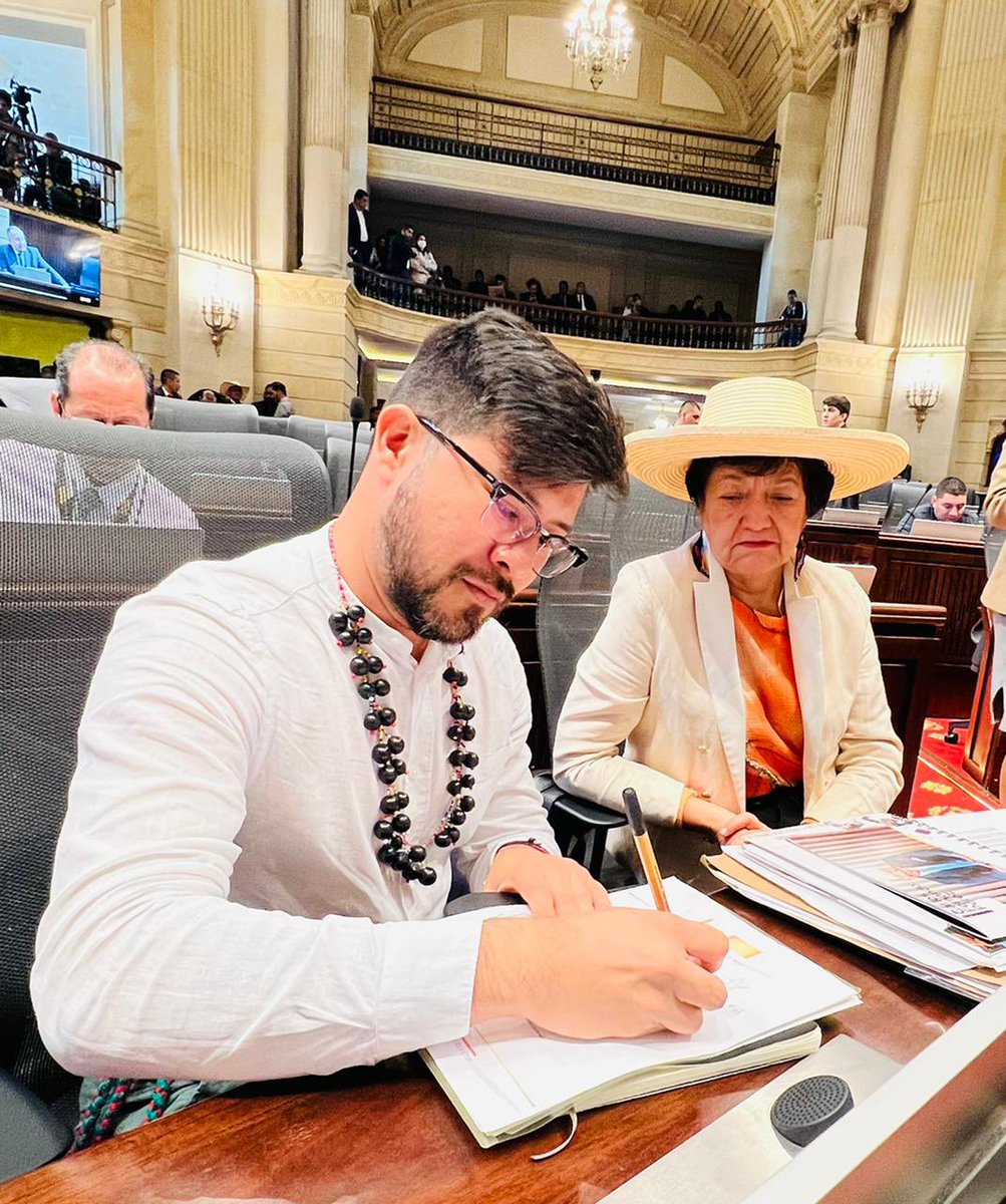 CancimanceL's tweet photo. Hoy firmé el proyecto de ley para reducir el salario de los congresistas, impulsado por @JotaPeHernandez. 

Vencer la desigualdad en Colombia no va a ser un discurso que hagamos de dientes para fuera, empecemos por casa. https://t.co/fmiKoJ7FY1