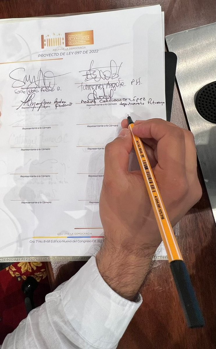 CancimanceL's tweet photo. Hoy firmé el proyecto de ley para reducir el salario de los congresistas, impulsado por @JotaPeHernandez. 

Vencer la desigualdad en Colombia no va a ser un discurso que hagamos de dientes para fuera, empecemos por casa. https://t.co/fmiKoJ7FY1