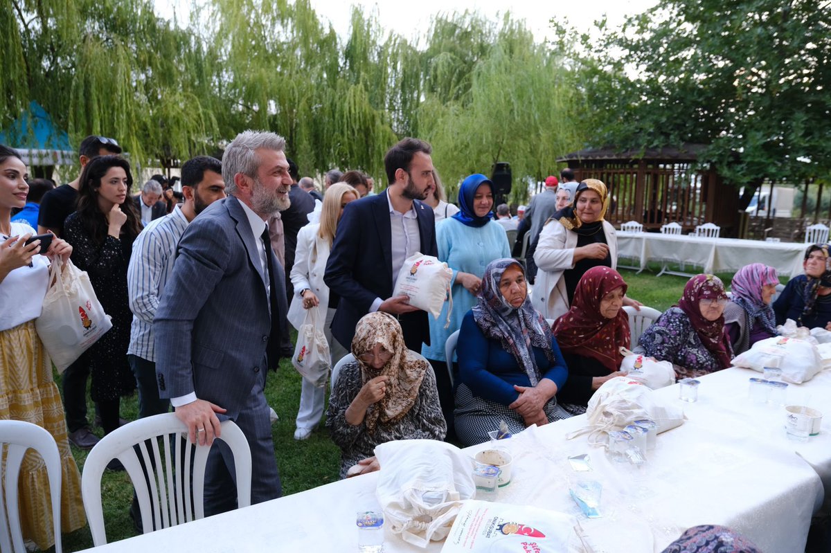 akgnconikisubat's tweet photo. Onikişubat Belediyemiz tarafından huzurevinde düzenlenen aşure ikramı etkinliğine katılarak değerli büyüklerimiz ile bir araya geldik. Hayır dualarını aldık.

Rabbim sağlık, sıhhat ve afiyetlerini daim eylesin. https://t.co/C8wHBqXw13