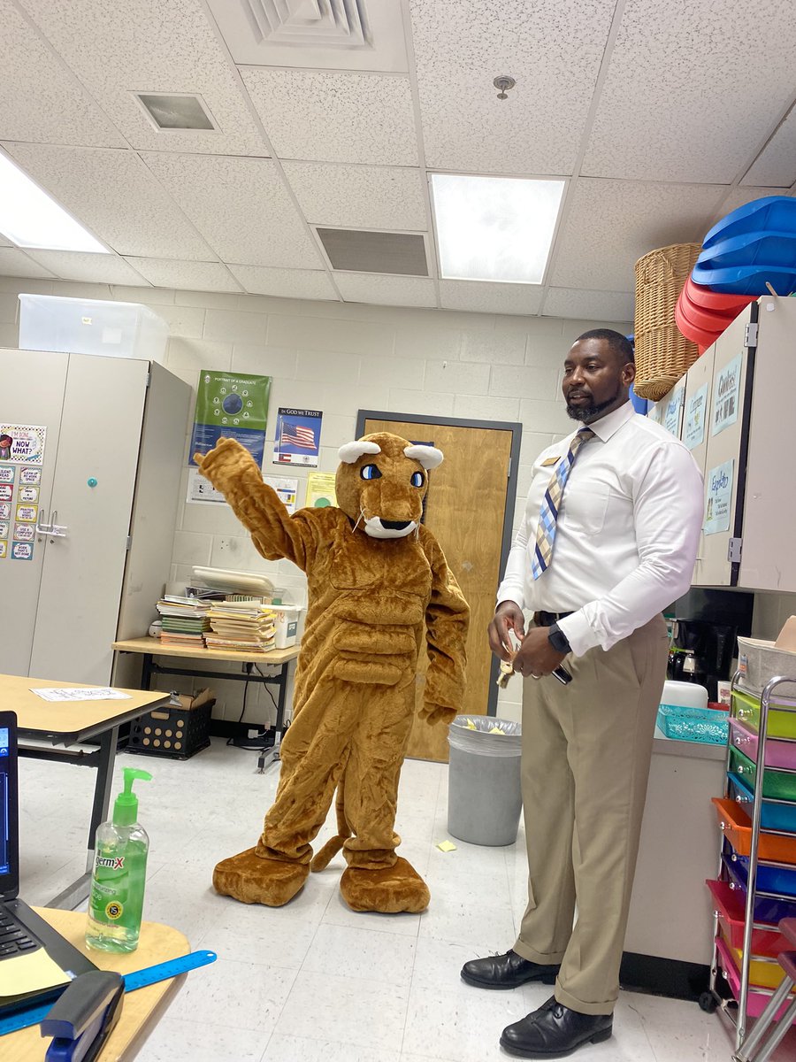 melissa_bennett's tweet photo. My class was visited by @RyanEarlJames and Rocky the Cougar today! @RPES_Cougars https://t.co/yKI6lqnrX8