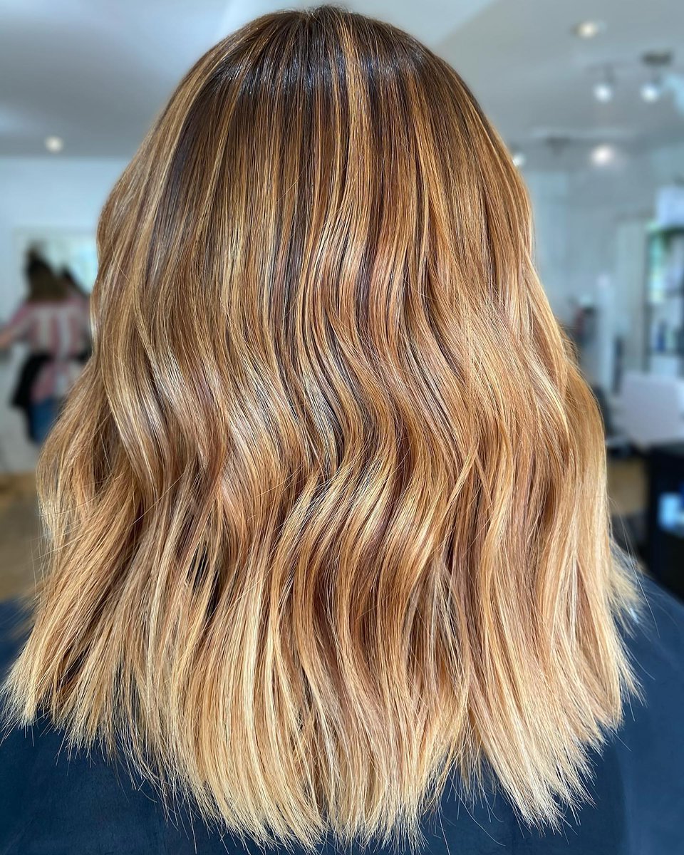 PaulMitchellUS's tweet photo. @hairbysarahpominville (IG) keeps highlights hydrated and healthy with #TeaTreeHaircare Special Color Shampoo &amp; Conditioner and #TeaTreeHemp Multi-tasking Spray 💚 https://t.co/yRKJEhVXSA