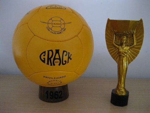 Mundial 1962🇨🇱 El balón oficial de chile 62 fue Crack, para este balón se aumentaron los paneles a 18 y así crear un balón más regular, más redondo y más uniforme. ⚽️🦏