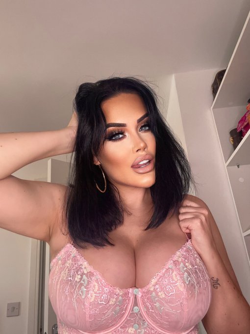 RT if you love brunettes with BIG natural tits‼️ 😻 https://t.co/5gUqbYYR2a