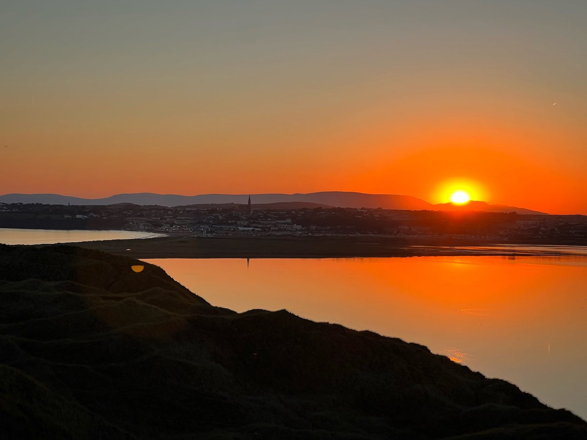 RedLedRoll's tweet photo. Sun setting behind The Comeraghs and Tramore. A grand evening altogether #ilovesmecounty #waterford #nofilter https://t.co/ENeOK9AdPn