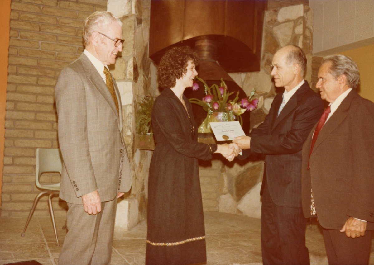 mhdarsie16's tweet photo. In 1979, Dr. Winter formally presented this Certificate of Recognition to this lady for an educational achievement. Also, Winter always found small group discussions intellectually stimulating, surely as did the others around the table, in the later 1980s in this case. #DrWinter https://t.co/jMgrkSARzC