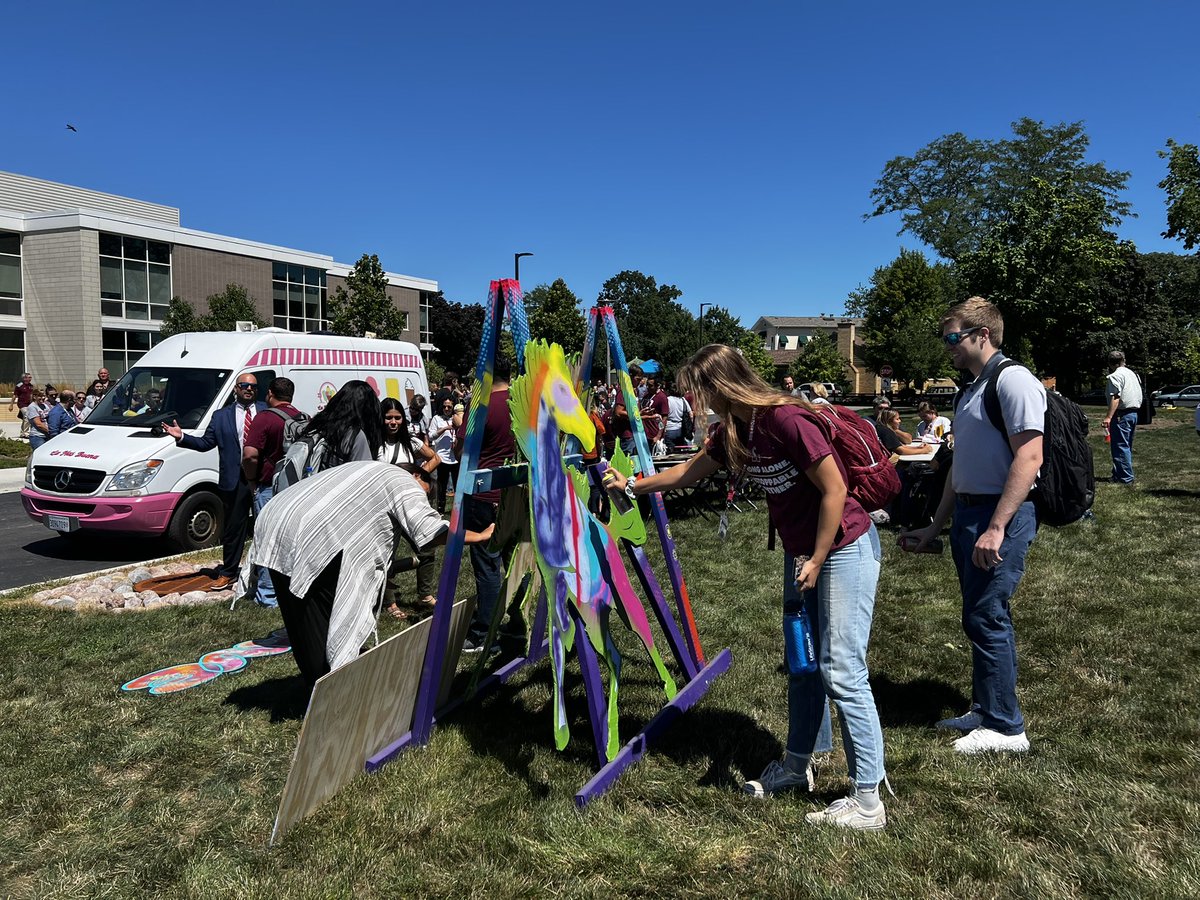 MoriartyRob's tweet image. Community. Collaboration. Creativity. Another successful community art jam with my fellow teachers in District 201 #mortonpride #festivalignite2022