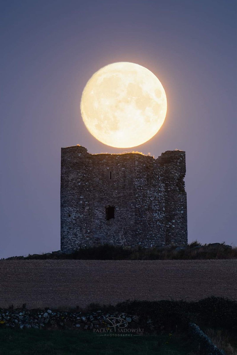 Check out this image showing the moon rise above Burt Castle Donegal last night.

📸 <a href="/PatrykSadowski_/">Patryk Sadowski</a>

#moon #donegal #moonrise #ireland #astronomy #Astrophotography
