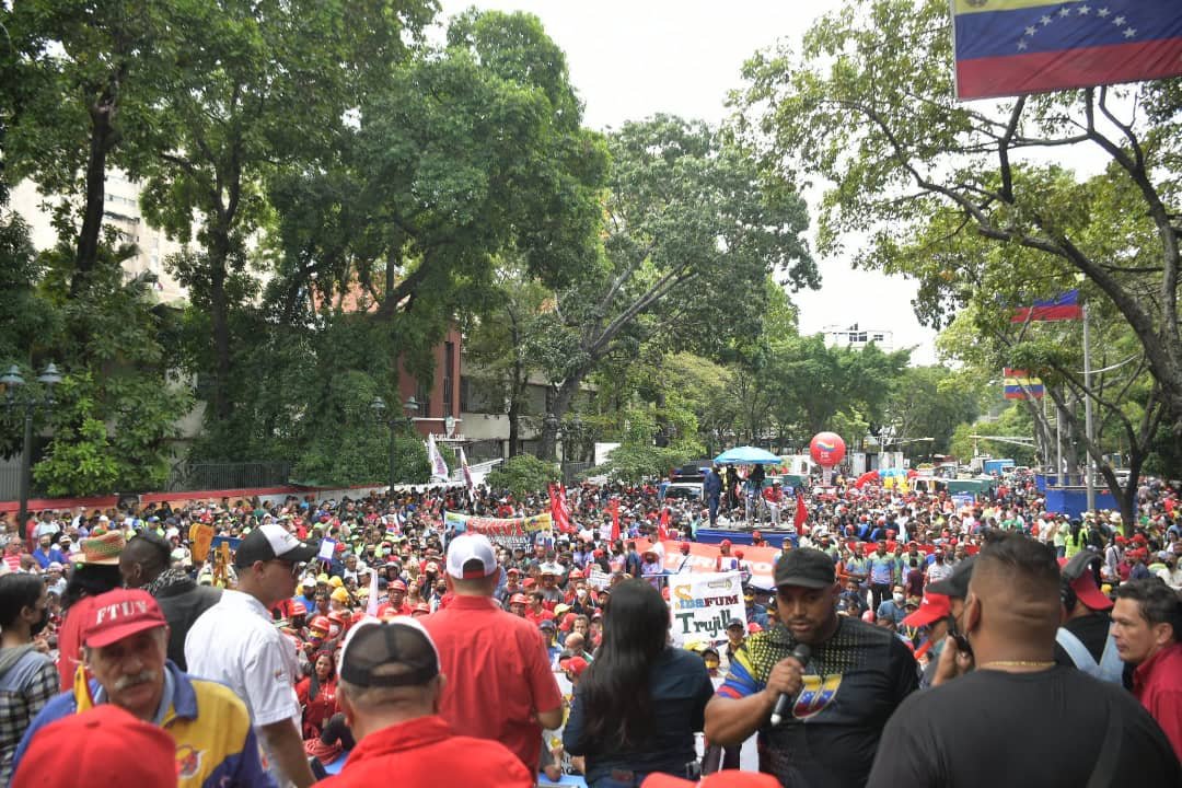 #EnFotos📷| Venezolanos llenan las calles de Caracas con pancartas, en respaldo a las políticas del Gobierno Nacional 💛💙❤️

#VenezuelaEnDesarrollo
