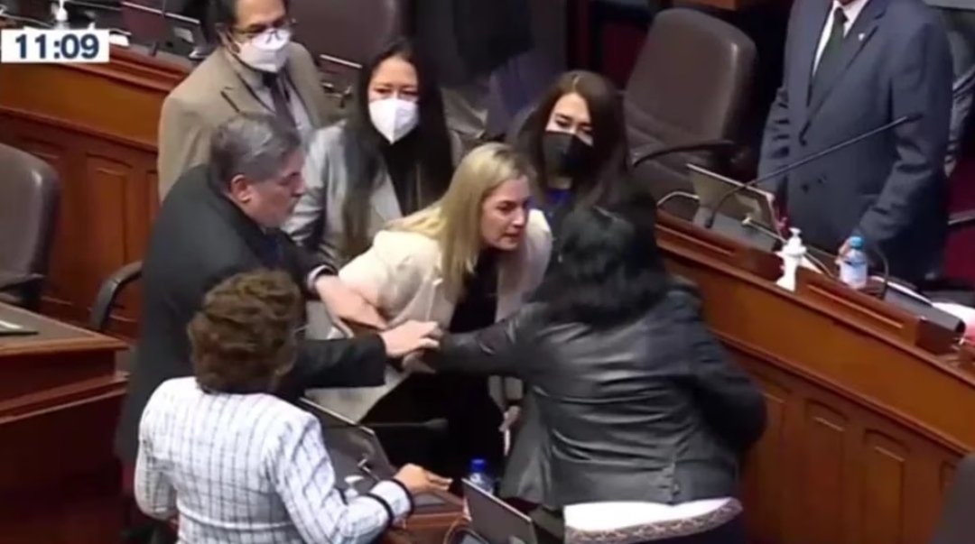 crbuenom's tweet photo. Se parece a Soraya, solo faltó gritarle maldita lisiada #nandito https://t.co/65ZkJHGfze