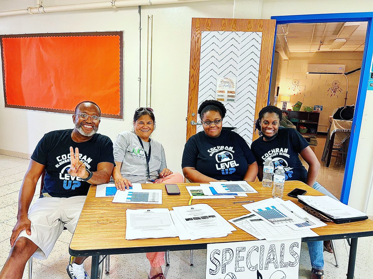 Johns21Jr's tweet photo. Meet your @cochran_school specials team. Open house has never went so smooth!!! @ACEDallasISD @dallasschools #cochranlevelup https://t.co/YvrxuC4Zqo