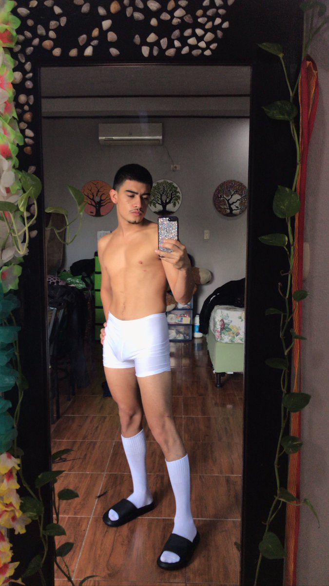 andrearamos2020's tweet photo. Y mi falda del kínder?🤭 https://t.co/zli55xJYKd
