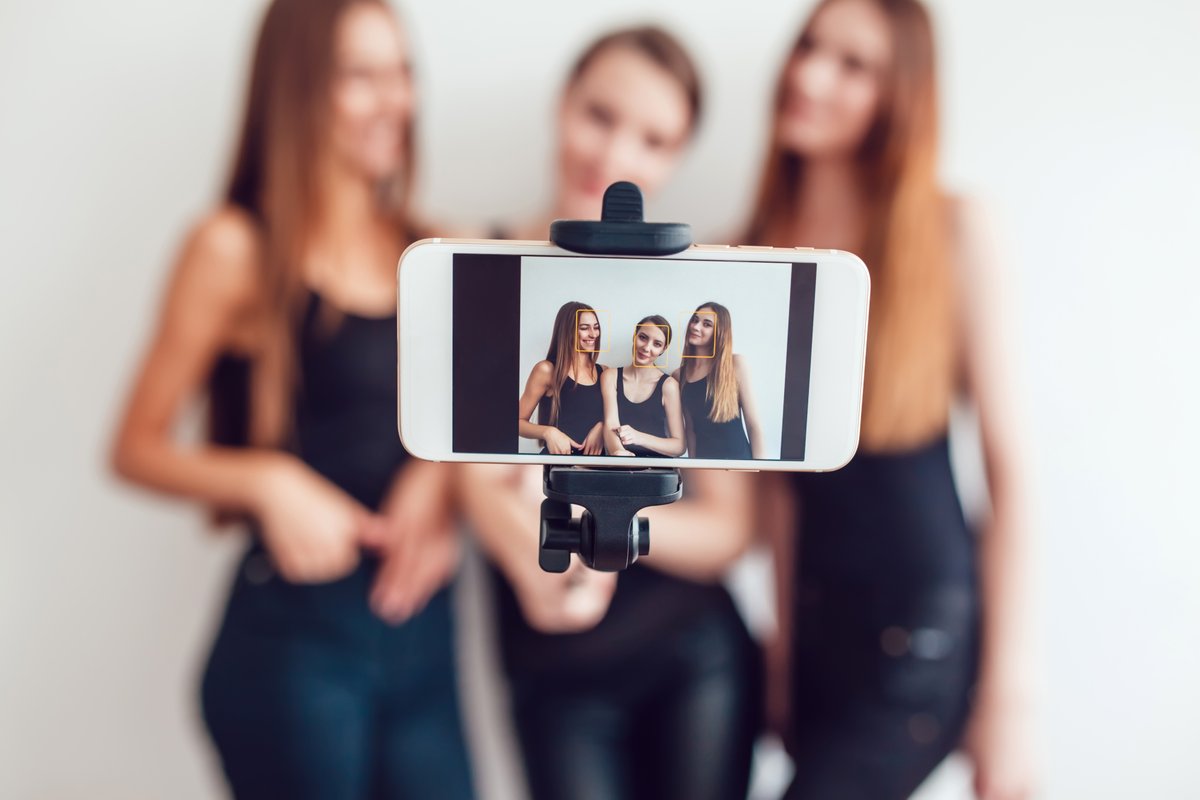 Friends don't let friends take selfies without them. 🎈 The Bestie Bundle is great for you and a friend to snap some much-needed "usies" together! exploreyourselfie.com
#gsu23 #gsu25 #gsu24 #southernnotstate #gasouthern #friends  #girlsnightout  #statesboro #exploreyourselfie