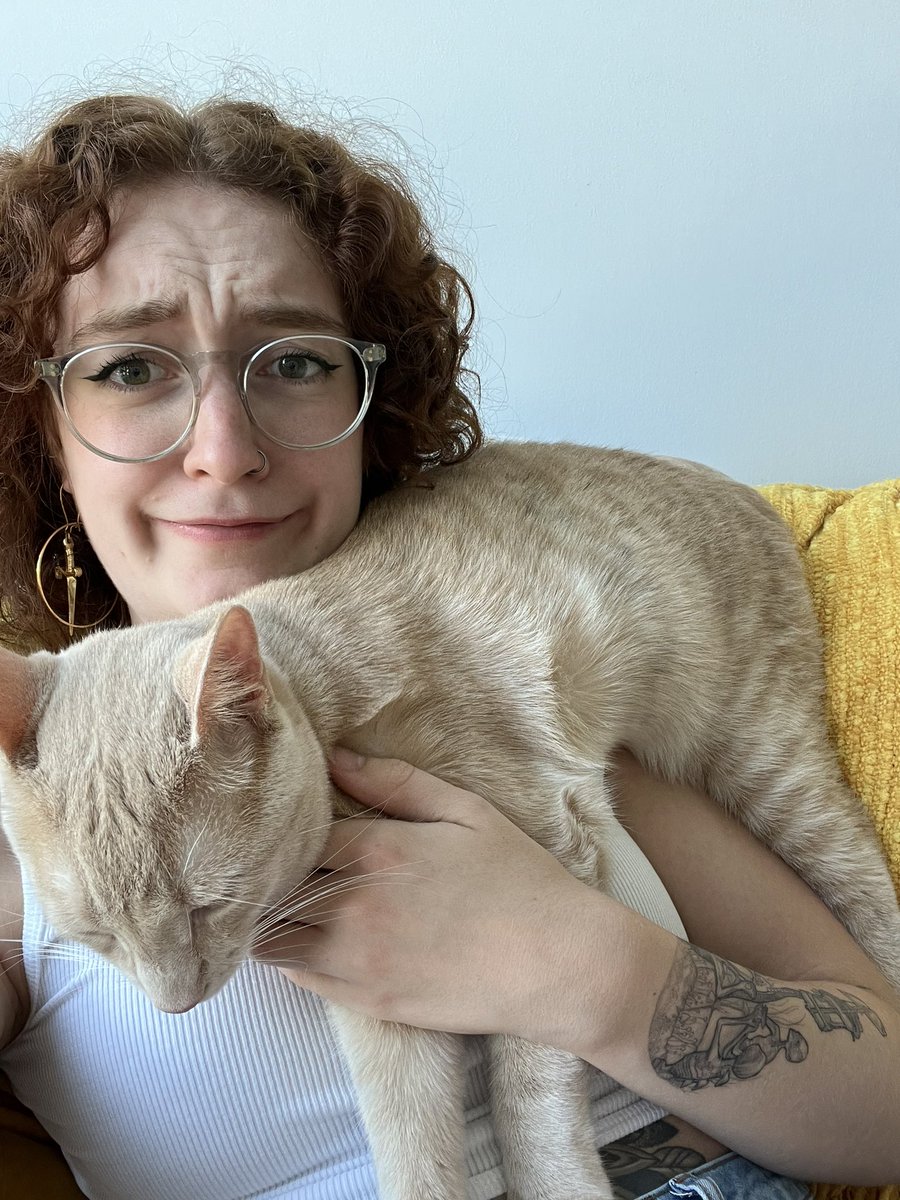 AshweeRoboto's tweet image. Why is he like this?