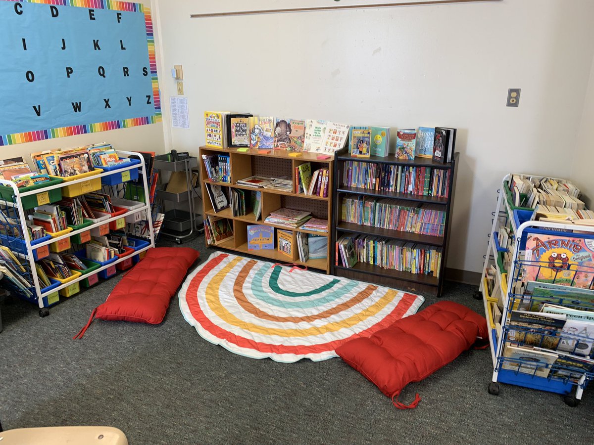 My first classroom library!!! I am so excited to see the kiddos faces tomorrow for meet the teacher 🥰 #sbisdproud