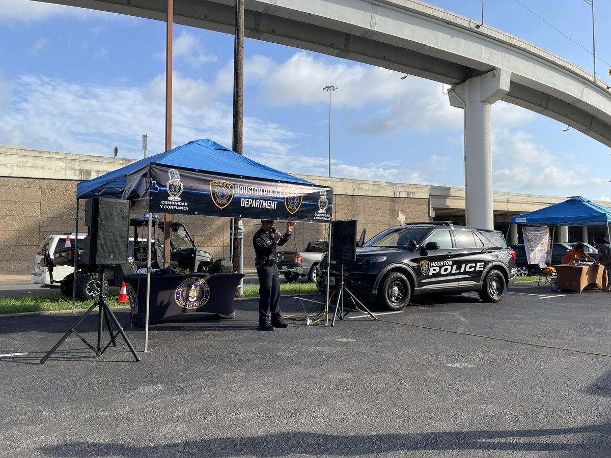 Last week, AT&amp;T and FirstNet participated in a Back to School event with HPD, giving away over 900 backpacks to students. Our STX FirstNet team is thankful for the opportunity to serve our community and First Responders #FirstNet #firstresponders #community #ATTBelievesHouston