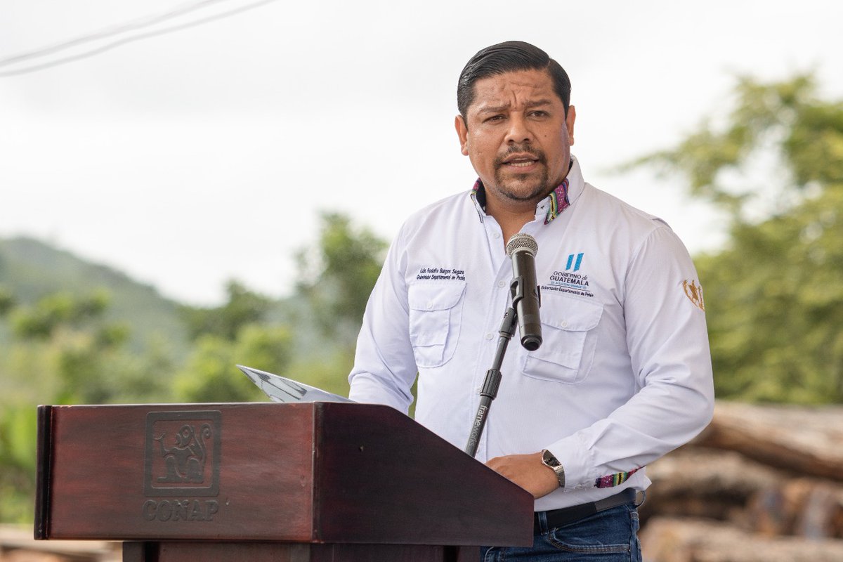 Carlos Martínez Secretario Ejecutivo del #CONAP, hizo entrega de 3 prórrogas y 2 nuevos contratos de Concesión Forestal Comunitaria. 
Participaron el Gobernador Departamental de Petén, Luis Burgos; ⬇️