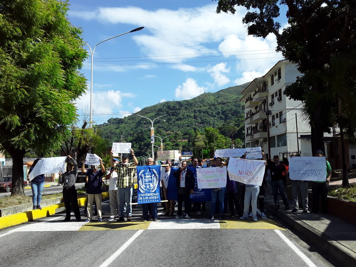 Universitarios protestaron en #Trujillo contra la #Onapre. Exigieron cancelación de bono vacacional completo no fraccionado 
prensanurrula.blogspot.com/2022/08/univer… 
#UniVe
#ULA
#50AniversarioNurr
#11Ago