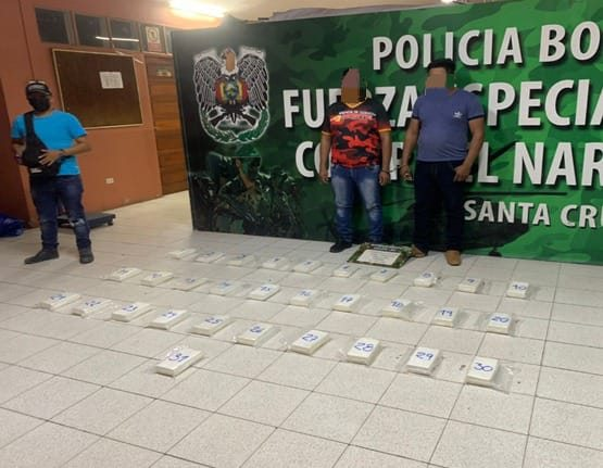 noticiasfides's tweet photo. 🔵 #ANF | #Seguridd La Fuerza Especial de Lucha Contra el Narcotráfico (FELCN) incautó 33,1 kilos de cocaína que estaban en poder de dos sujetos que fueron interceptados en la carretera que une #SantaCruz con #Cochabamba. https://t.co/tqHua60cFd