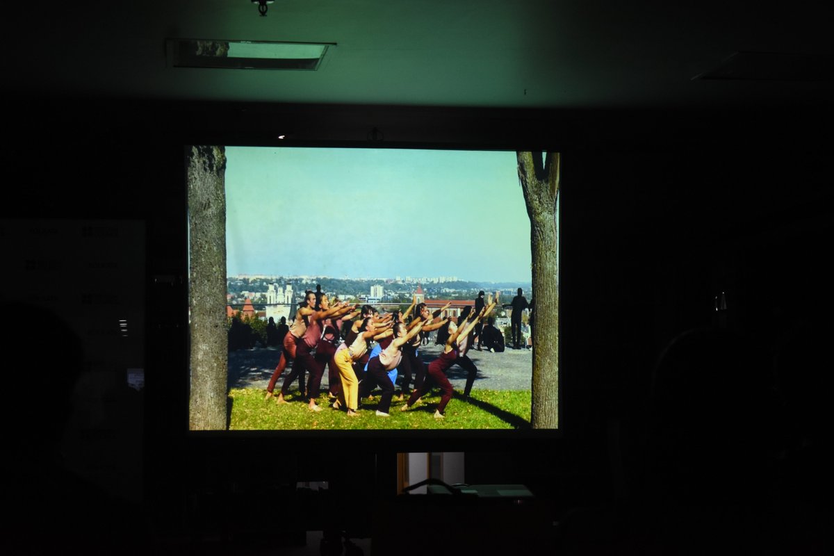 DanceBridges's tweet photo. And in Kolkata, first night of screenings!! Thank you everyone who joined and to our partners #BritishCouncil and @ArtsMeta ! #dancebridges #interconnecting #filmscreenings #kolkata Photo: #ArunangshoChatterjee @VanHuynhCo @DanceFresco @vanessa_m_mirza https://t.co/bD5hi0txsj