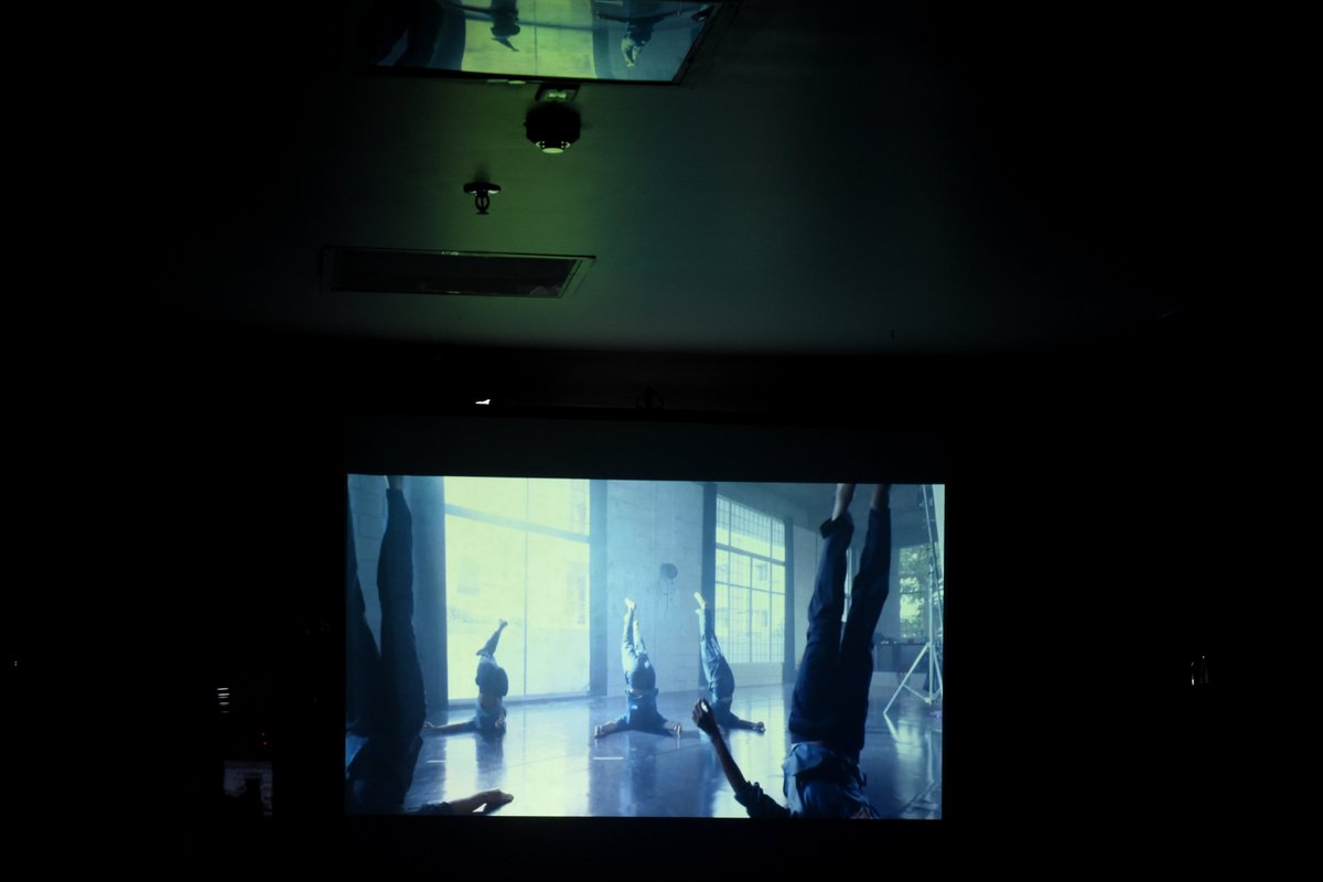 DanceBridges's tweet photo. And in Kolkata, first night of screenings!! Thank you everyone who joined and to our partners #BritishCouncil and @ArtsMeta ! #dancebridges #interconnecting #filmscreenings #kolkata Photo: #ArunangshoChatterjee @VanHuynhCo @DanceFresco @vanessa_m_mirza https://t.co/bD5hi0txsj