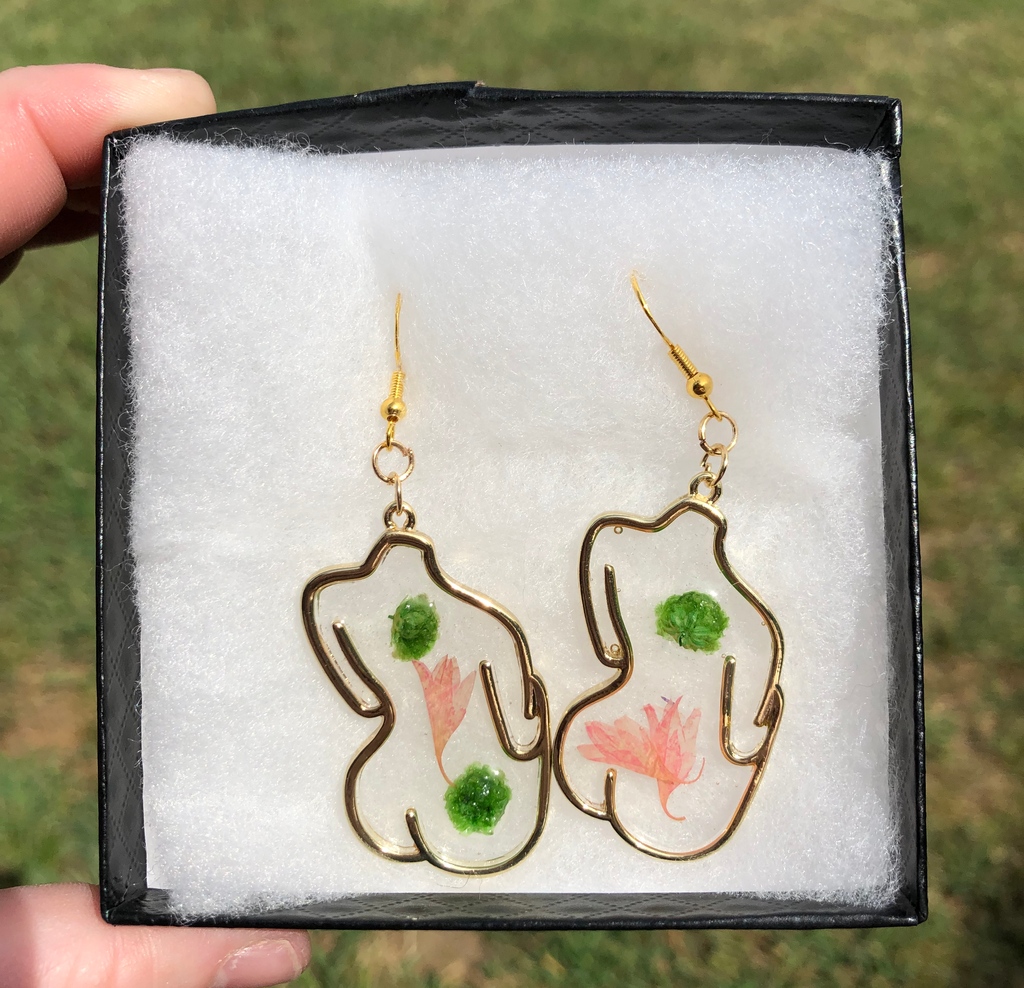 One of a kind✨

#resin #earringmaker #resinjewelry #earrings #statmentearrings #handmade #oneofakind

Image Description: an image of some statement earrings with a gold outline of a torso with peachy orange and green dried flowers encased in resin.