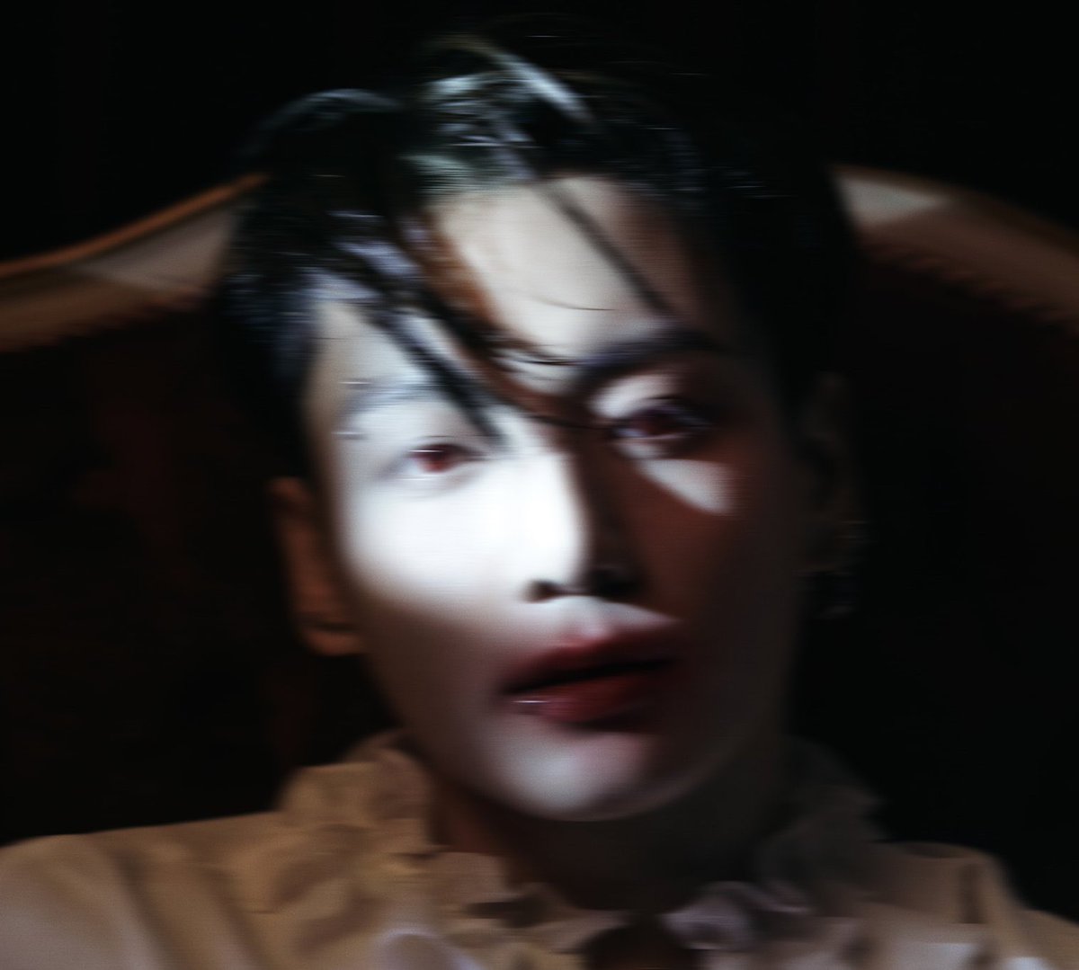 junartlc's tweet photo. #jikook au - Mister Jeon, do like a bloodsucker, use me.

Em uma noite cheia de loucuras e pessoas bebadas, Jeon acaba ingerindo sangue do belo humano, encontrando-se desesperado ao amanhecer. E Park, estava curioso para saber por quanto tempo Jeon iria demorar para encontrá-lo. https://t.co/ZOVuDeoyRh