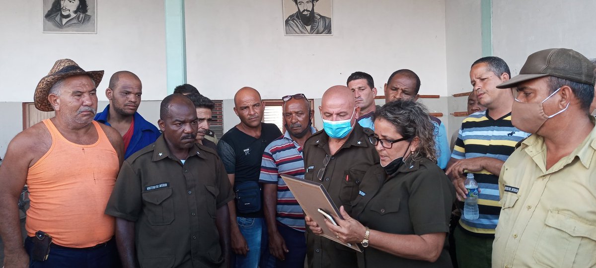 ChapleImbert's tweet photo. Reconocimiento del #CIGB en #Matanzas a los valientes bomberos, héroes del incendio en Base de Super Tanqueros @SuselyMorfaG #FuerzaDeUnPais @DiazCanelB @DrRobertoMOjeda https://t.co/vtxPowOeXw