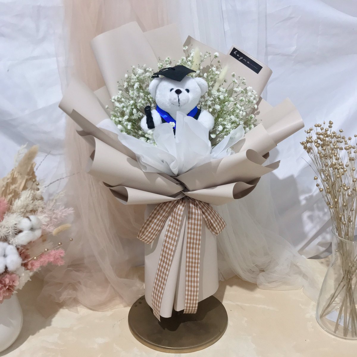 keynafloristry's tweet photo. Graduation Bouquet Medium Size 👩🏻‍🎓💐

•••••••
Reach us 
for more information:
📩 : keynaflowerhouse@gmail.com
WA : +62 831‑1565‑7889
•
you can contact us on link bio, and we’ll try to give our best for you✨❣️
#graduationgiftideas #buketgraduationbali #hadiahwidsudabali https://t.co/onxfbT5ELB