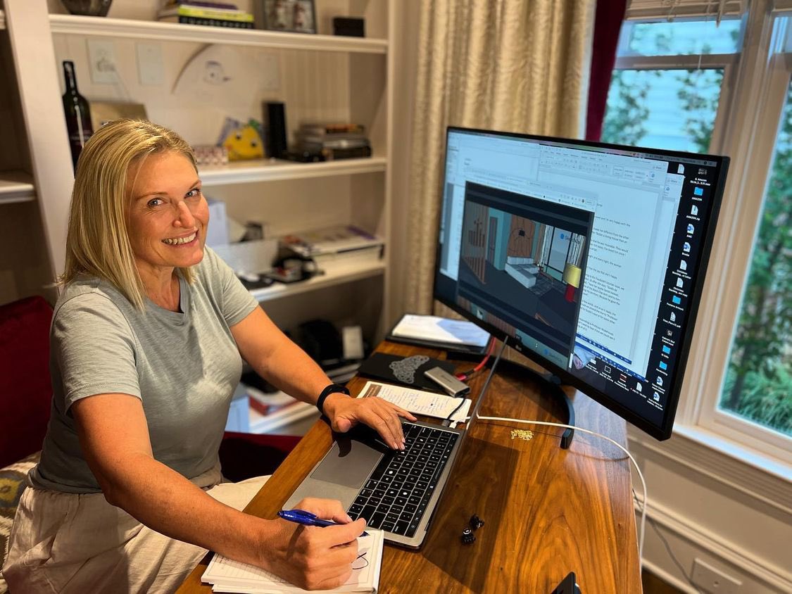 Passionflix_sp's tweet photo. Tosca publica esta foto y dice: “Día productivo en la oficina (casa). Vienen muchas cosas emocionantes. ¡No puedo esperar para compartir!
#spoilerwoman 😉 Ali no puede detenerme! 😂
📸 Lauren” https://t.co/p06tya7XbV