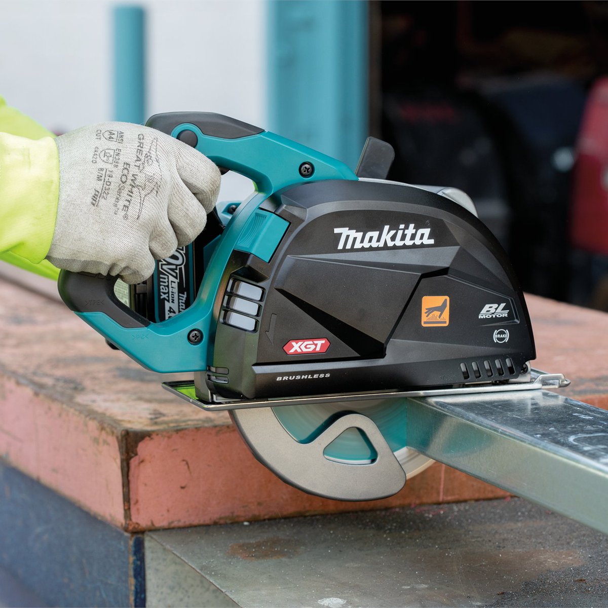 MakitaTools's tweet photo. The 40V max XGT® Brushless 7-1/4" Metal Cutting Saw is a cordless solution for cutting common metals. It delivers up to 2x faster cutting &amp; up to 160 cuts per charge in 2-1/2"x2-1/2'x1/4" steel angle using a 40V max XGT® 4.0Ah battery.

#makitausa #makitatools #makitalxgt #GSC01 https://t.co/P7Z6BeoEGO