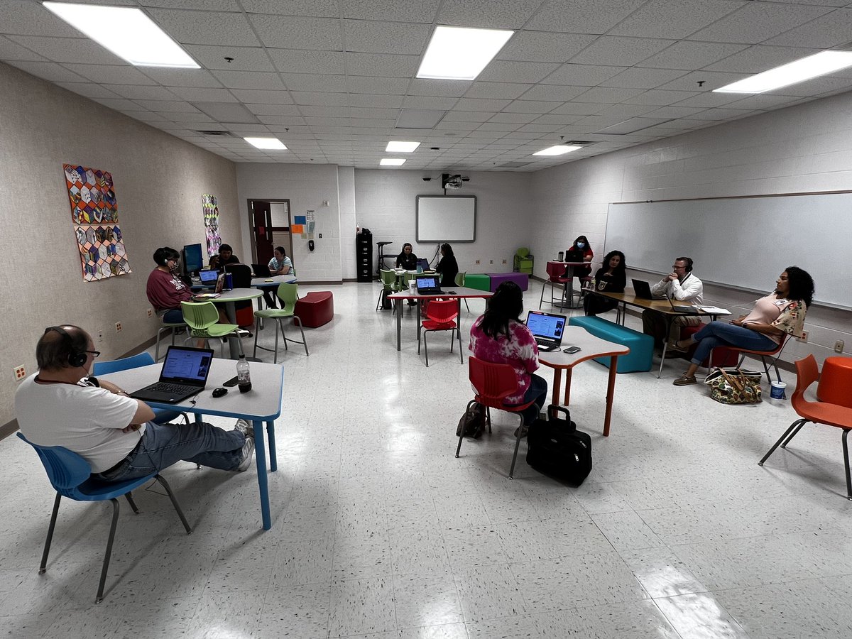 PenaCoco's tweet photo. A full day focused on learning and growing educators at Floresville Middle School! 📕💻 @FloresvilleISD https://t.co/kkN79WGUd1