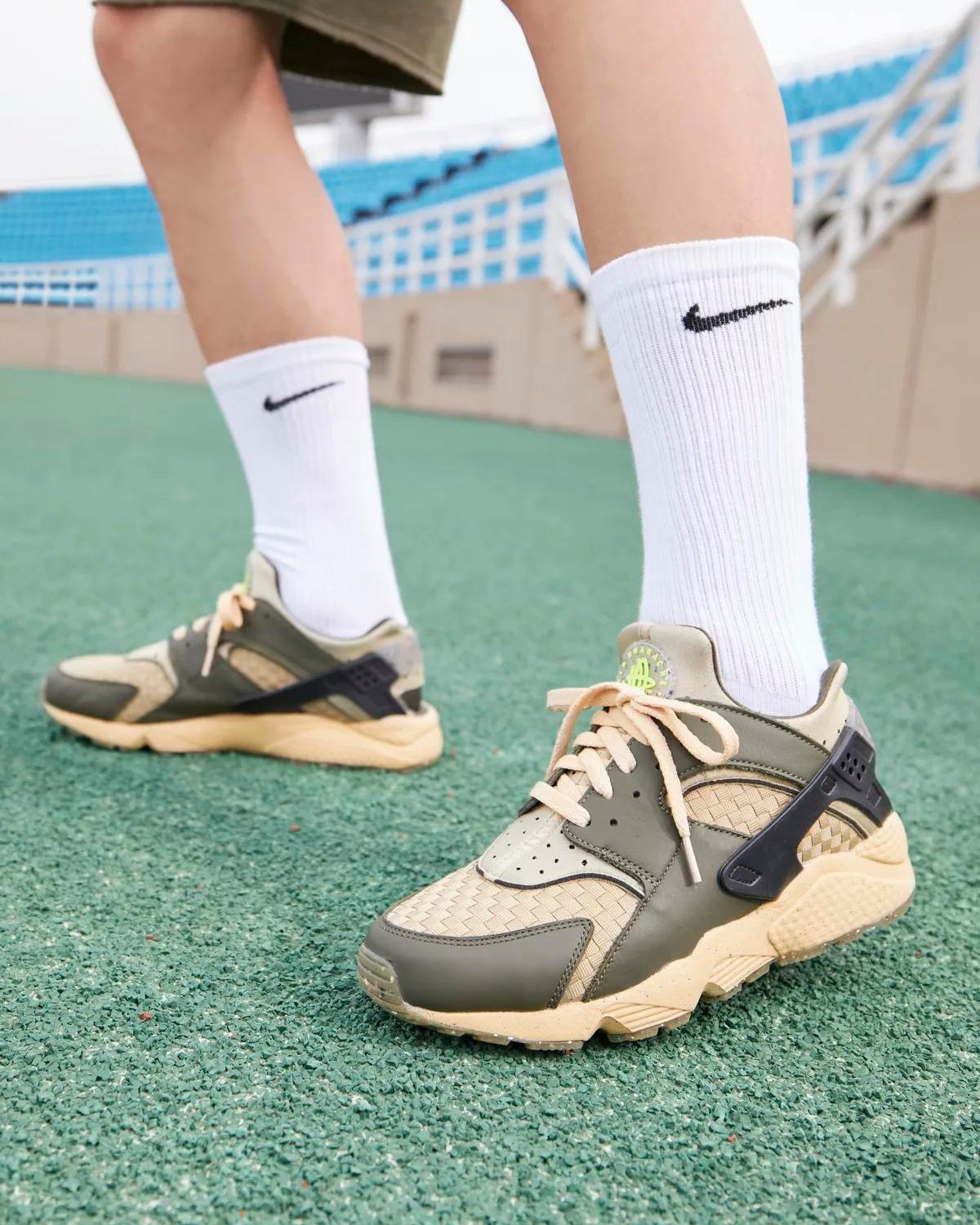 obra maestra infraestructura recurso renovable Nike.com on Twitter: "Bragging rights for your feet. The Air Huarache  Crater 'Cargo Khaki and Limestone' Available at 10am ET 🇺🇸  https://t.co/WQBCdUlECd https://t.co/Xphb42bkd9" / Twitter