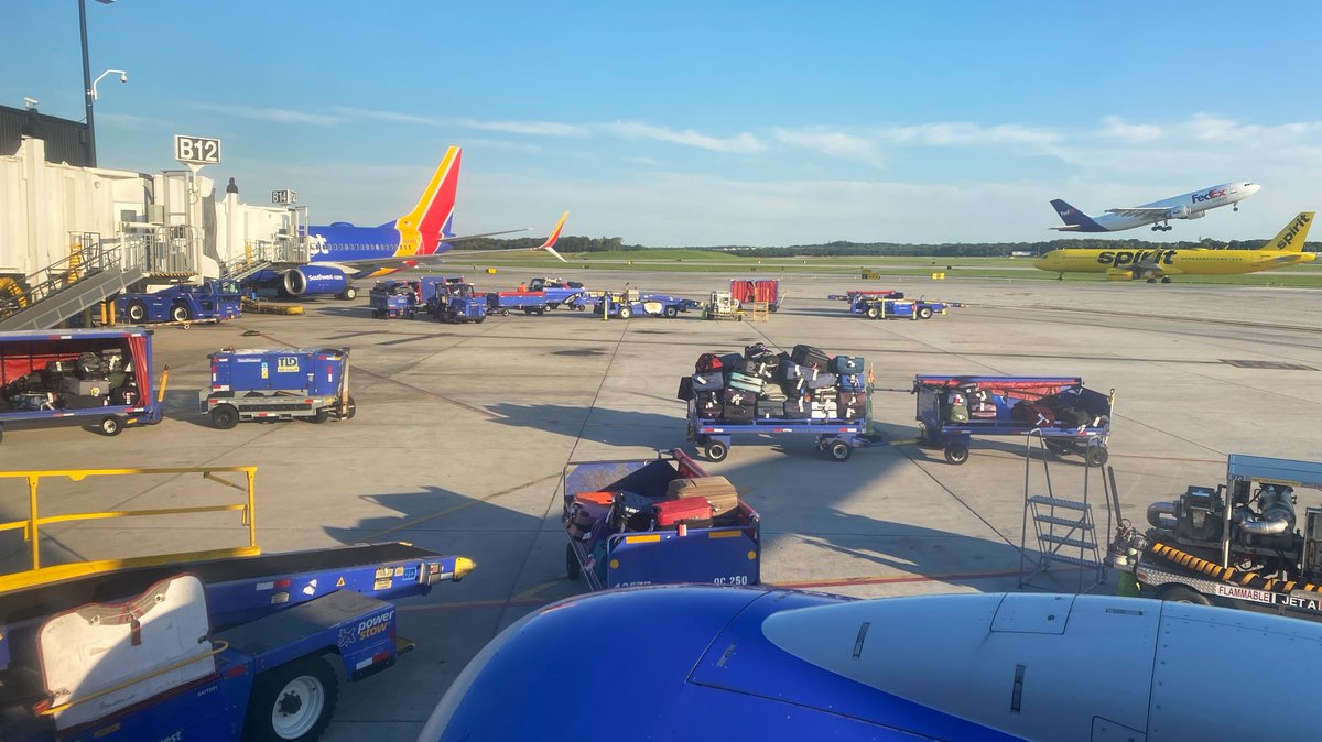 corimari3's tweet photo. @SouthwestAir always throwing out firsts for me… today the whole plane (which arrived late and is, of course, 100% full) finished boarding 30 minutes ago and not a single bag has been loaded. https://t.co/VV44BH7Bsx