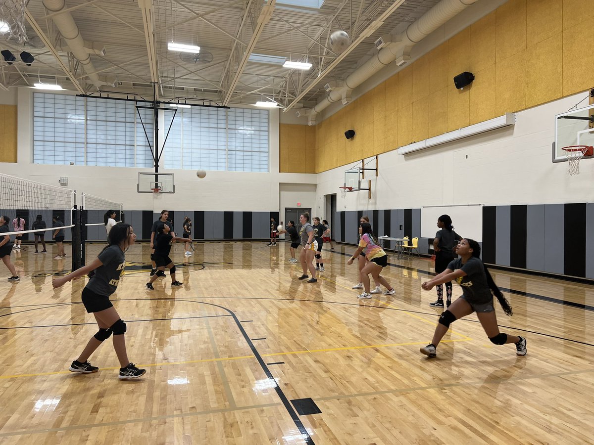 KMSLadyFalcons's tweet photo. 8th grade Lady Falcons working hard on their volleyball skills this afternoon! @CoachHeinricks, @ms_munoz7 and Coach Sack are leading this talented bunch into a great 🏐 season! https://t.co/F6EVqcKW3i